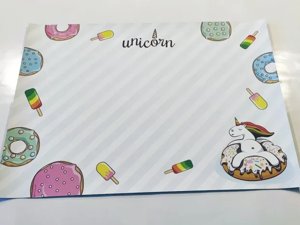 Tablica magnetyczna suchościeralna dla dzieci jednorożec 525 - Wzór graficzny. Na białym tle znajdują się kolorowe donuty