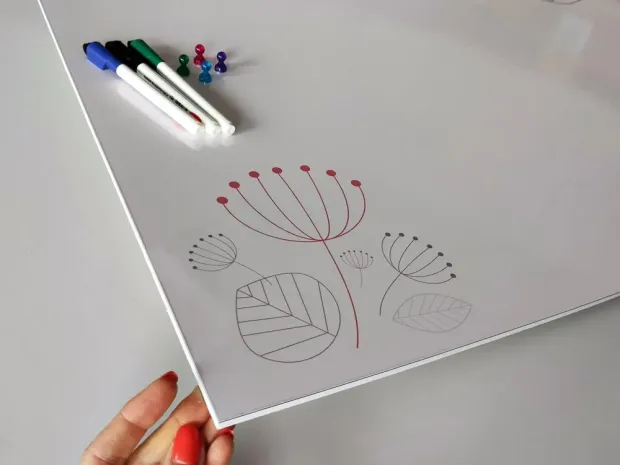 Tablica magnetyczna suchościeralna dmuchawce ptaszek 319 - Wzór graficzny. Grafika przedstawia roślinne kształty