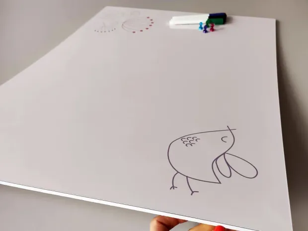 Tablica magnetyczna suchościeralna dmuchawce ptaszek 319 - Wzór graficzny. Na białym tle znajduje się rysunek ptaszka