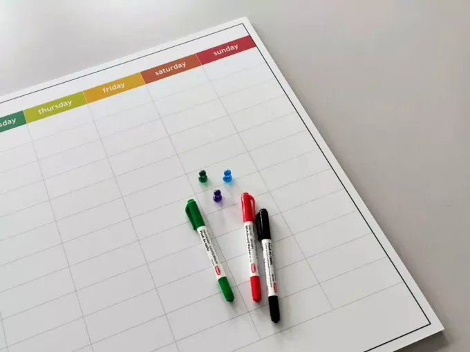 Magnetyczna tablica suchościeralna lean 055 planer tygodniowy angielski z godzinami - Wzór graficzny. Prostokątna tablica