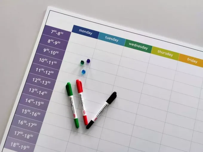 Magnetyczna tablica suchościeralna lean 055 planer tygodniowy angielski z godzinami - Wzór graficzny. Prostokątna tablica