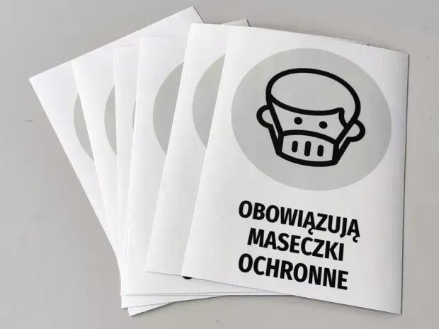 Zestaw naklejek BHP z szarym kołem, czarnym piktogramem twarzy w masce i napisem Obowiązują maseczki ochronne