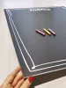 Tablica kredowa z nadrukiem menu 082 - Wzór graficzny. Czarny prostokąt z białymi liniami i napisem menu. Trzy kredki