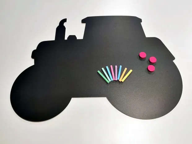 Tablica magnetyczna kredowa dla dzieci traktor 408 - Wzór graficzny. Kształt traktora z dużymi kołami i miejscem na kredę