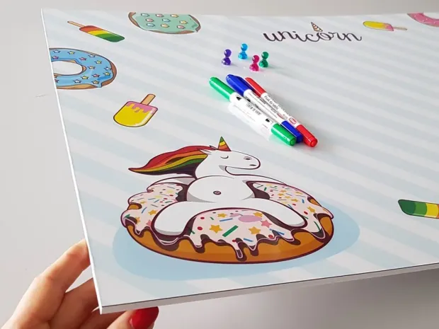 Tablica magnetyczna suchościeralna dla dzieci jednorożec 525 - Wzór graficzny. Na tablicy widoczny jednorożec na pączku
