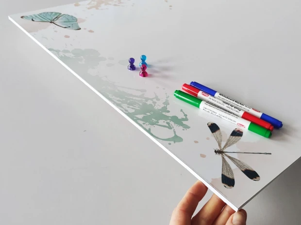 Tablica magnetyczna suchościeralna dla dzieci motyle 565 - Wzór graficzny. Na białym tle znajdują się motyle w różnych