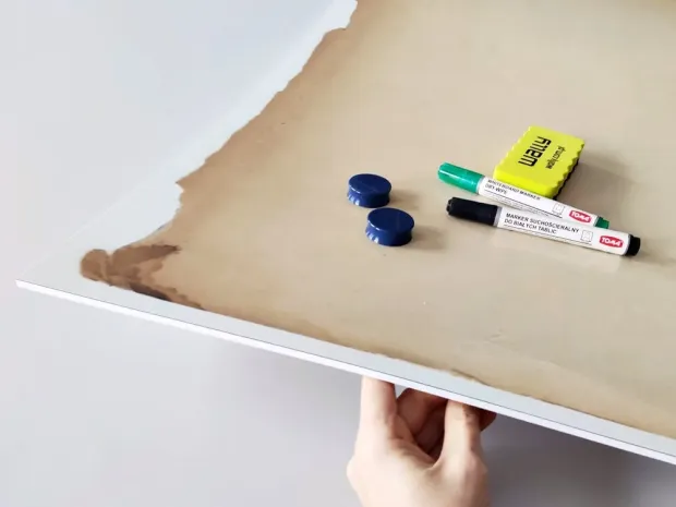 Tablica magnetyczna suchościeralna papier 166 - Wzór graficzny. Grafika przedstawia brązowy, lekko postarzony papier