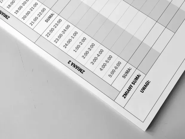 Tablica suchościeralna lean dobowa karta produkcji 069 - Wzór graficzny. Prosta siatka z wypełnionymi polami i nagłówkami