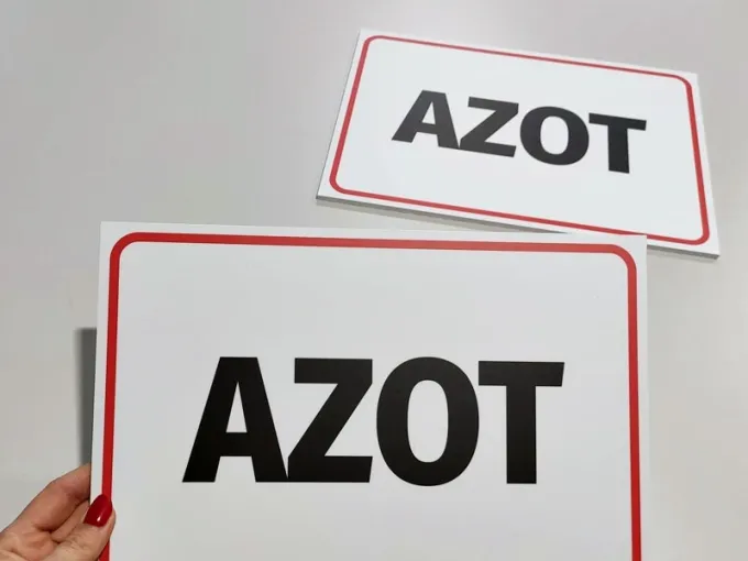 Tabliczka Azot - Wzór graficzny. Prosta tabliczka z dużym napisem AZOT na białym tle z czerwoną ramką