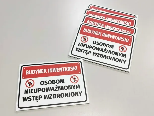 Tabliczka Budynek inwentarski Osobom nieupoważnionym wstęp wzbroniony - Wzór graficzny. Prostokątna tabliczka z czerwonymi