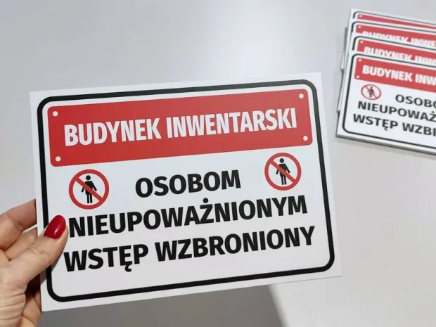 Tabliczka Budynek inwentarski Osobom nieupoważnionym wstęp wzbroniony - Wzór graficzny. Prostokątna tabliczka z czerwonymi