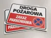 Tabliczka Droga pożarowa, zakaz parkowania - Wzór graficzny. Czerwone tło z białymi i czarnymi napisami oraz symbolem zakazu