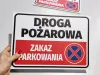 Tabliczka Droga pożarowa, zakaz parkowania - Wzór graficzny. Duży napis na białym tle, czerwony prostokąt z symbolem zakazu