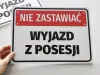 Tabliczka Nie zastawiać, wyjazd z posesji - Wzór graficzny. Prosty prostokąt z czerwonym tłem i dużymi, czarnymi literami
