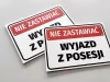 Tabliczka Nie zastawiać, wyjazd z posesji - Wzór graficzny. Prosta forma, duży czarny tekst na białym tle, czerwone elementy