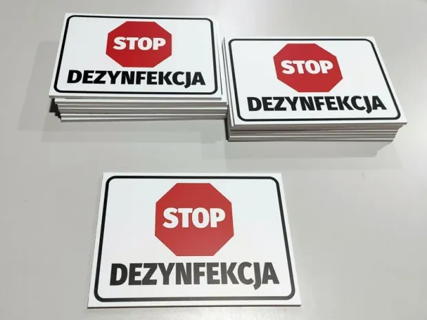 Tabliczka Stop dezynfekcja T569 - Wzór graficzny. Prostokątna tabliczka z czerwonym znakiem stop i czarnym napisem