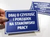 Naklejka Dbaj o czystość i porządek na stanowisku pracy - Wzór graficzny. Niebieskie tło z białym tekstem