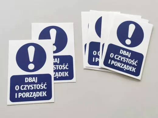 Zestaw niebieskich naklejek BHP nakazu z białym wykrzyknikiem i napisem Dbaj o czystość i porządek