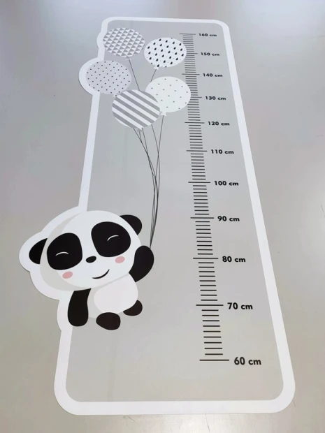 Naklejka miarka wzrostu dziecka miś panda 2459 - Wzór graficzny. Miarka z postacią pandy trzymającą balony i podziałką