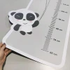 Naklejka miarka wzrostu dziecka miś panda 2459 - Wzór graficzny. Miś panda trzyma balon, obok skala wzrostu z oznaczeniami