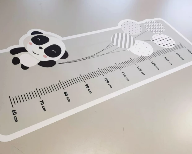 Naklejka miarka wzrostu dziecka miś panda 2459 - Wzór graficzny. Grafika przedstawia pandę trzymającą balony oraz skalę