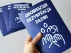 Naklejka Obowiązuje dezynfekcja dłoni N488 - Wzór graficzny. Niebieskie tło z białymi rysunkami dłoni i kropli wody