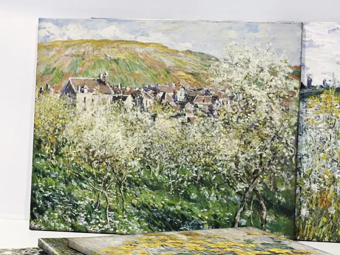Reprodukcja Flowering Plum Trees Claudea Moneta, wprowadza subtelny urok impresjonizmu do nowoczesne
