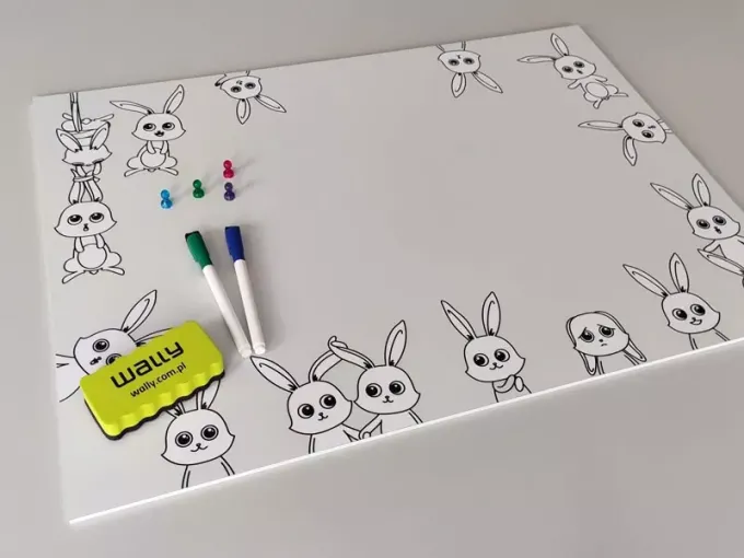 Tablica magnetyczna suchościeralna dla dzieci króliki 487 - Wzór graficzny. Na białym tle znajdują się rysunki królików