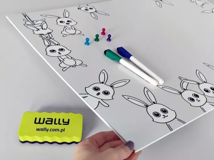 Tablica magnetyczna suchościeralna dla dzieci króliki 487 - Wzór graficzny. Na białym tle znajdują się rysunki królików
