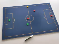 tablica suchościeralna magnetyczna z nadrukiem w rozmiarze 90x60cm ( wzór taktyczna do piłki nożnej boisko 322 - wg