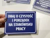 Tabliczka Dbaj o czystość i porządek na stanowisku pracy - Wzór graficzny. Niebieskie tło, białe litery, prostokątny kształt