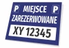 Tabliczka Miejsce zarezerwowane, z polem na nr rejestracyjny pojazdu - Wzór graficzny. Prostokątna tabliczka z niebieskim