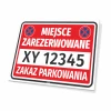 Tabliczka Miejsce zarezerwowane, zakaz parkowania T619, z polem na nr rejestracyjny pojazdu - Wzór graficzny. Czerwone tło