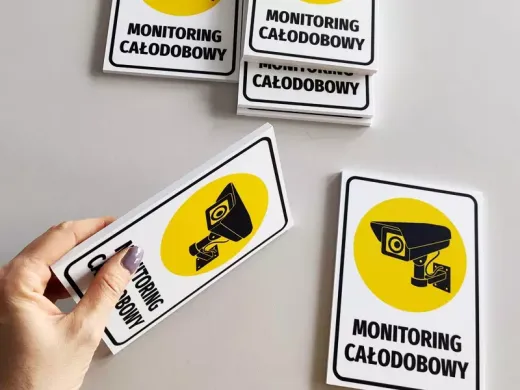 Tabliczka z napisem MONITORING CAŁODOBOWY i ikoną kamery, pokazująca grubość płyty oraz jej elastyczność