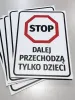Tabliczka Stop Dalej przechodzą tylko dzieci T557 - Wzór graficzny. Okrągły kształt z czerwonym obramowaniem, czarny napis