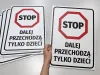 Tabliczka Stop Dalej przechodzą tylko dzieci T557 - Wzór graficzny. Kształt ośmiokątny z czerwonym obramowaniem i czarnym