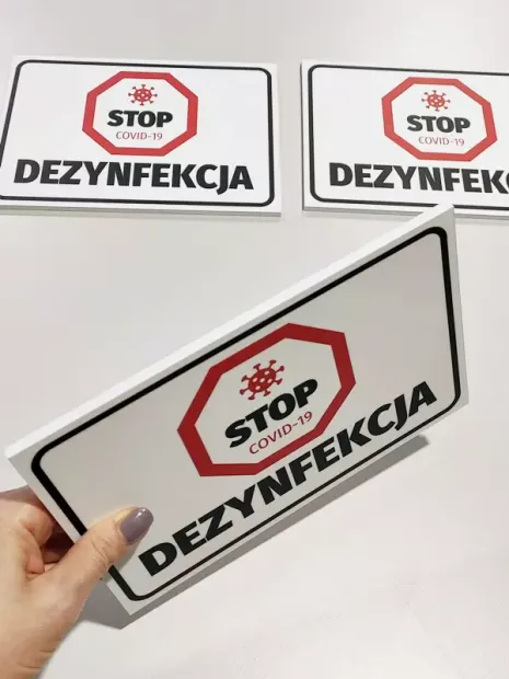 Tabliczka Stop dezynfekcja T427 - Wzór graficzny. Prostokątna tabliczka z czerwonym znakiem stop i czarnym napisem