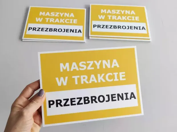 Indywidualny magnes z nadrukiem na podkładzie PCV 2 mm w wymiarze 20x14,3 cm - Wzór graficzny. Żółte tło z białym i czarnym