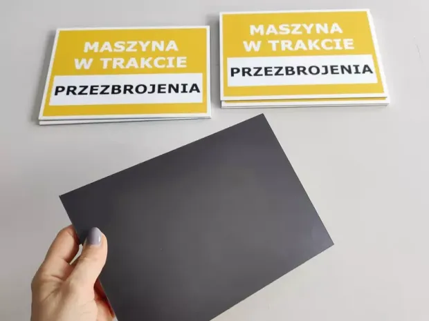 Indywidualny magnes z nadrukiem na podkładzie PCV 2 mm w wymiarze 20x14,3 cm - Wzór graficzny. Na żółtym tle czarny napis