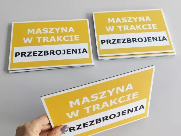 Indywidualny magnes z nadrukiem na podkładzie PCV 2 mm w wymiarze 20x14,3 cm - Wzór graficzny. Żółte tło z białym napisem