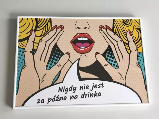 Plakat w białej ramie z komiksowym motywem kobiety, sfotografowany na wprost w orientacji poziomej