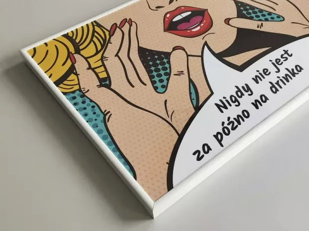 Plakat w białej ramie z komiksowym nadrukiem, pokazany z bliska pod kątem dla prezentacji profilu obramowania