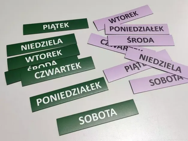 Indywidualny komplet 7 szt. magnesów z nadrukowanymi dniami tygodnia, laminat matowy, format 15 x 3 cm - Wzór graficzny