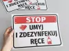 Naklejka Umyj i zdezynfekuj ręce - Wzór graficzny. Czerwony prostokąt z napisem, rękami i ikoną butelki z płynem
