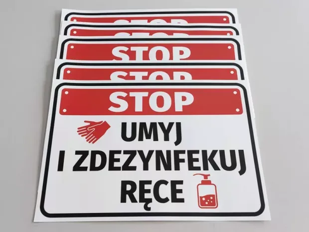 Naklejka Umyj i zdezynfekuj ręce - Wzór graficzny. Czerwony napis STOP, obok dłonie i butelka z płynem