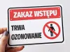 Naklejka Zakaz wstępu Trwa ozonowanie - Wzór graficzny. Czerwony prostokąt z białym napisem i symbolem zakazu
