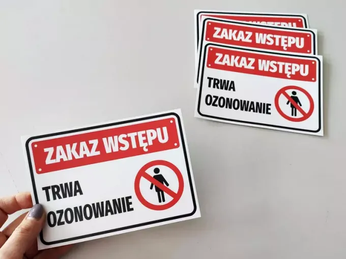 Naklejka Zakaz wstępu Trwa ozonowanie - Wzór graficzny. Czerwony prostokąt z białym napisem i symbolem przekreślonej postaci