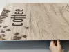 Tablica kredowa z nadrukiem coffee 034 - Wzór graficzny. Grafika przedstawia drewno z ziarnami kawy oraz napisem coffee