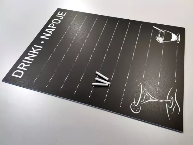 Tablica kredowa z nadrukiem drinki napoje 023 - Wzór graficzny. Na czarnym tle białe napisy i rysunki drinków