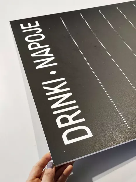 Tablica kredowa z nadrukiem drinki napoje 023 - Wzór graficzny. Czarny prostokąt z białym napisem DRINKI NAPOJE i liniami